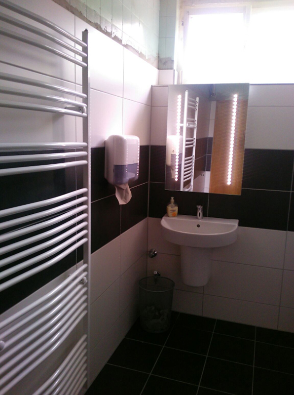 Badezimmer modern Fliesen Sanitär