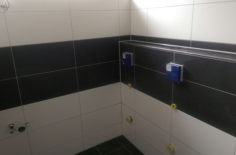 Badezimmer modern Fliesen Sanitär Fliesenwand