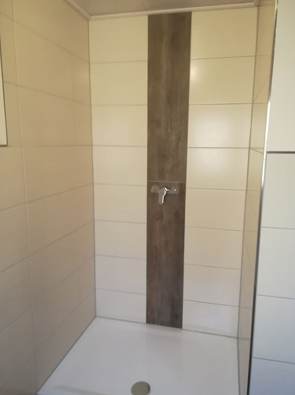 Badezimmer modern Fliesen Sanitär Dusche
