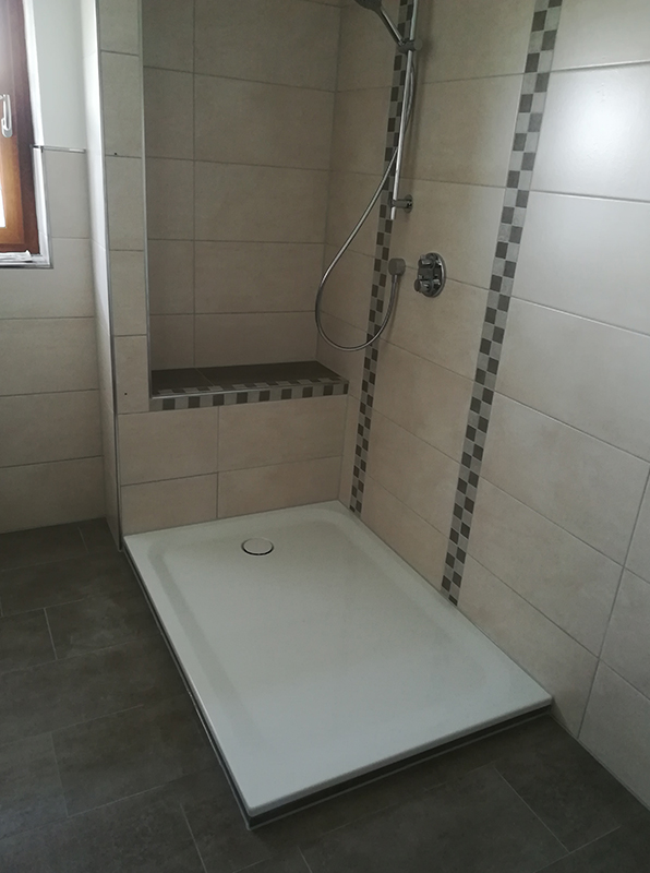 Badezimmer modern Fliesen Sanitär Dusche