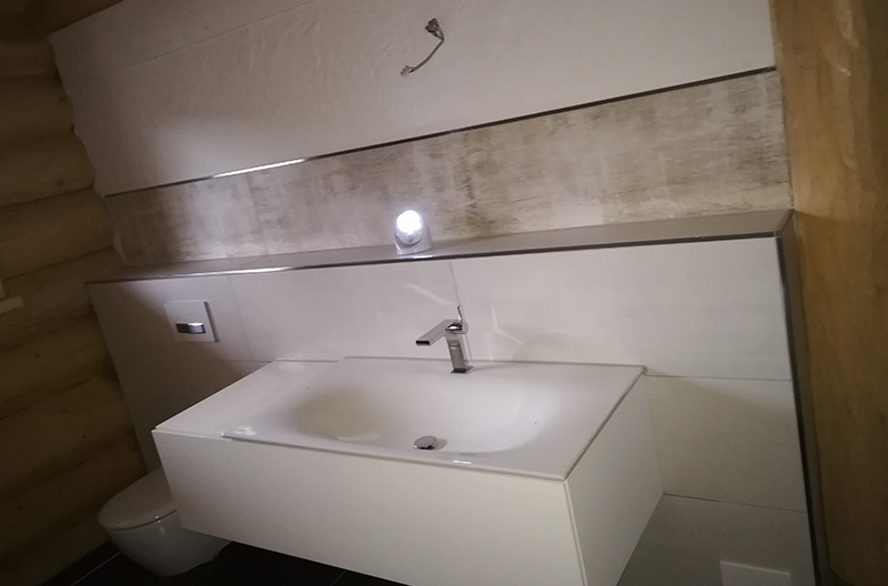 Badezimmer modern Fliesen Sanitär